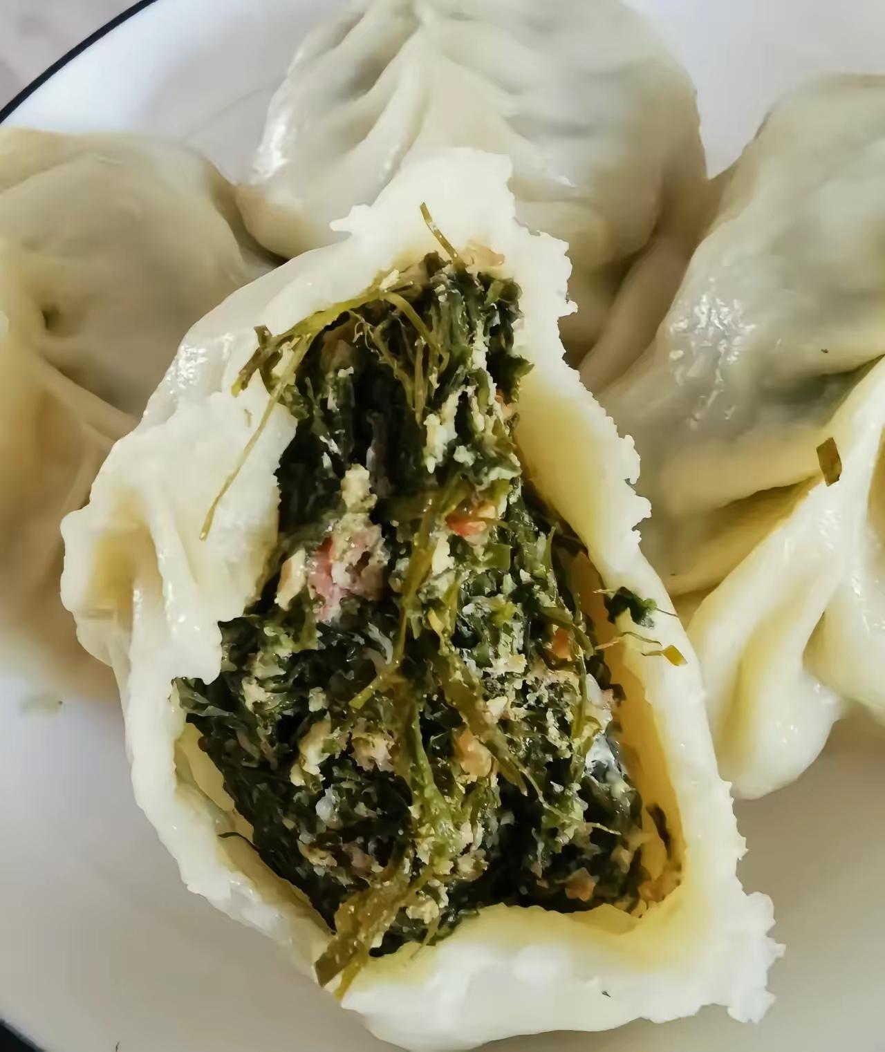 胶东人吃海菜包子，就跟咱东北人爱饺子一样，没它不叫饭。做法嘛，记住三步：洗海菜、