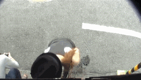 这下女生可强颜欢笑了