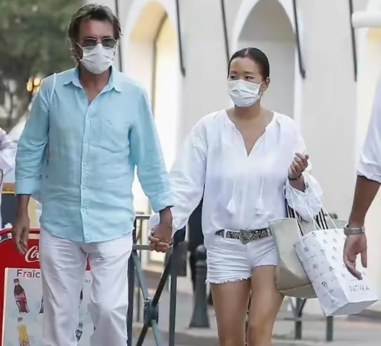 60岁的巩俐和76岁的法国老公。说实话，她俩都保养的不错，看起来都比实际年龄