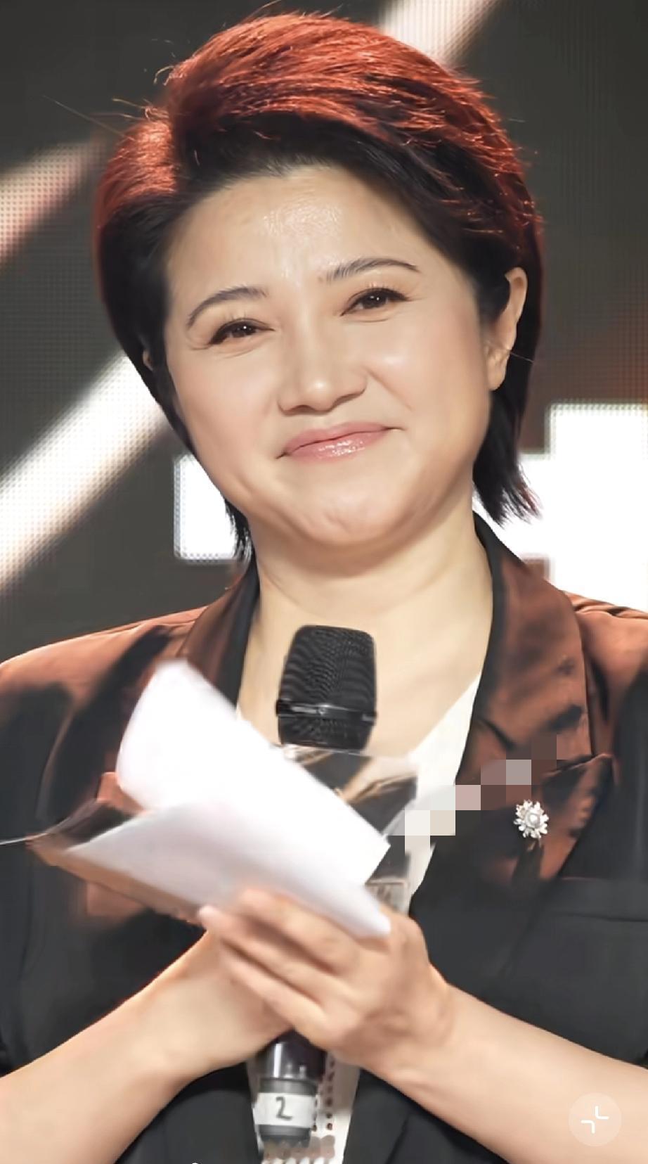 4月22日，颜丙燕参加北影节怼脸拍曝光，54岁的她身材发福颈纹好深，但嘴角是上扬