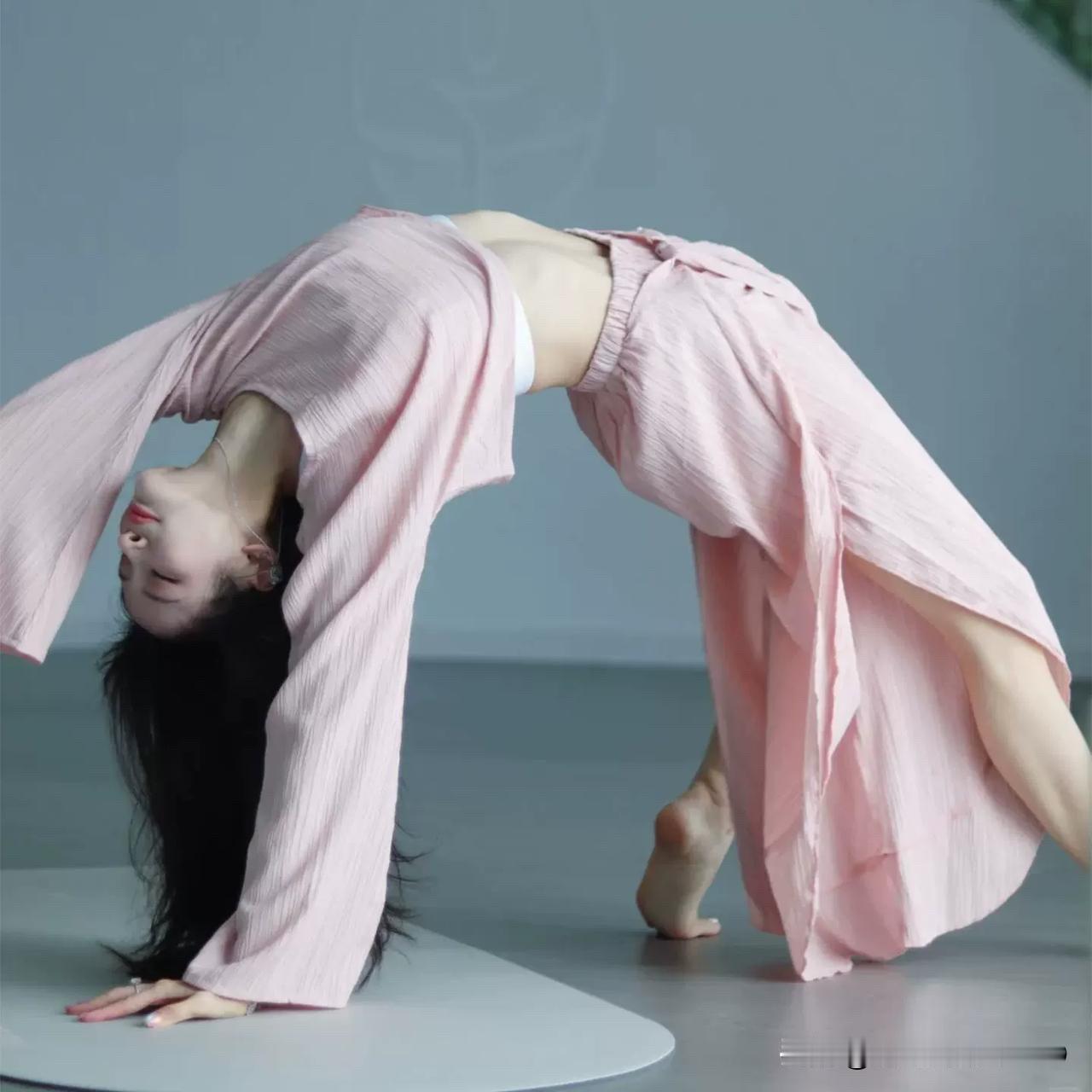 运动的身姿真美，柔韧性太好了