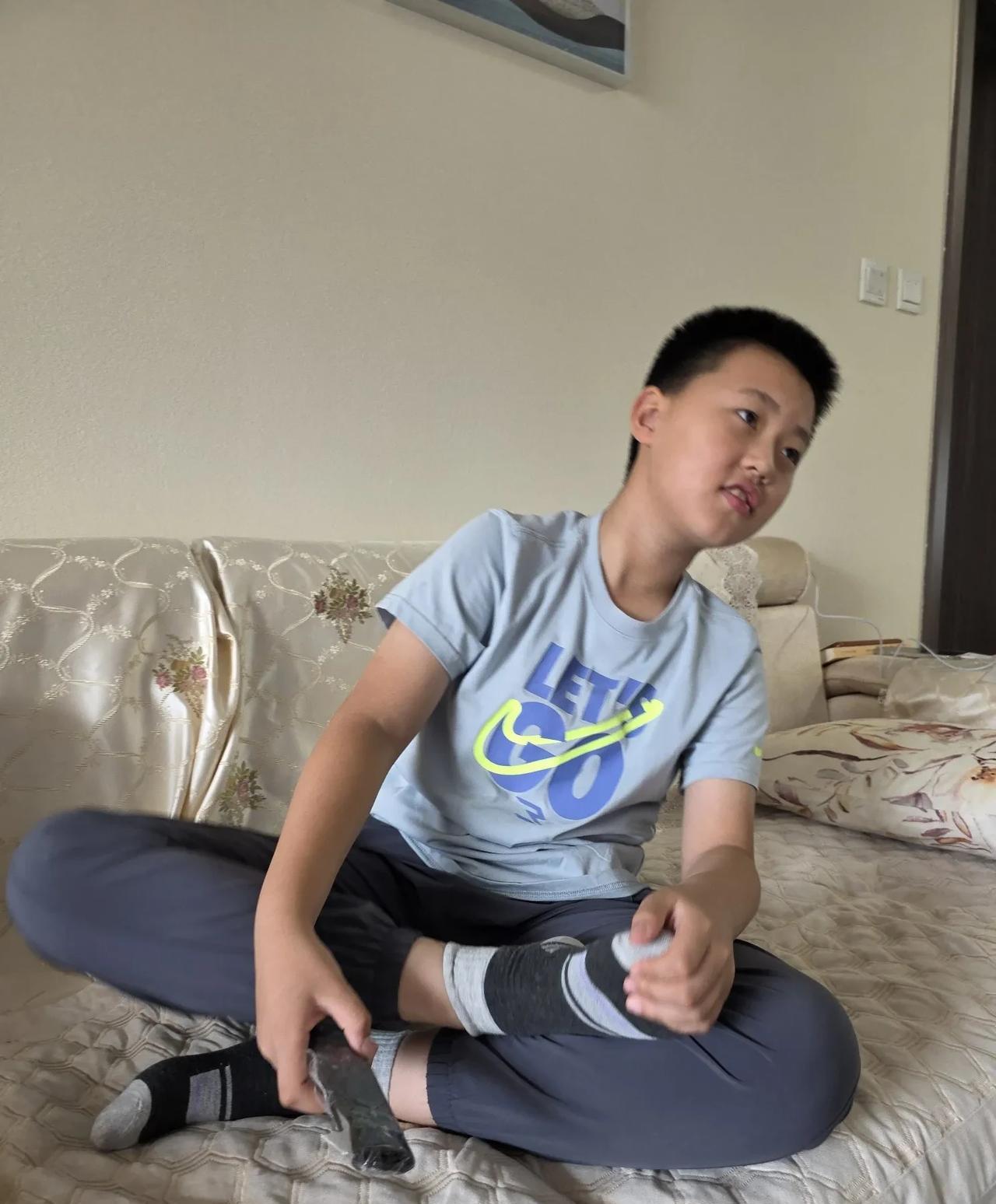 外孙来电话了……女儿和外孙坐下午1点的车，2：30到了青岛。发车时，外孙给我电
