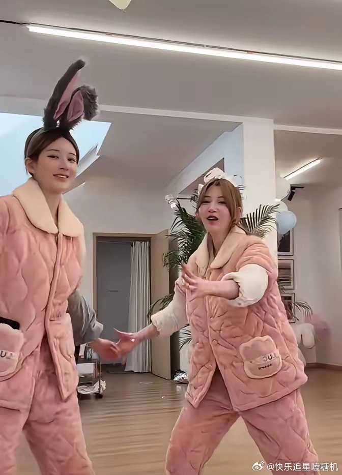 赵露思现在什么火就干什么，最近又搞上团播了，穿着睡衣在镜头面前跳抖舞。不过赵露思