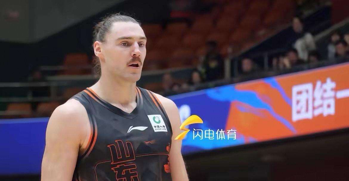 山东男篮裁掉斯蒂尔，把预算成本算到骨子里！现在常规赛就剩3场，季后赛至少还得