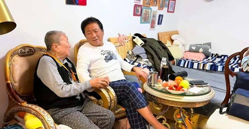 68岁影帝春节睡客厅小床，只为守着89岁老母亲。保姆放假，他亲自端屎端尿。你