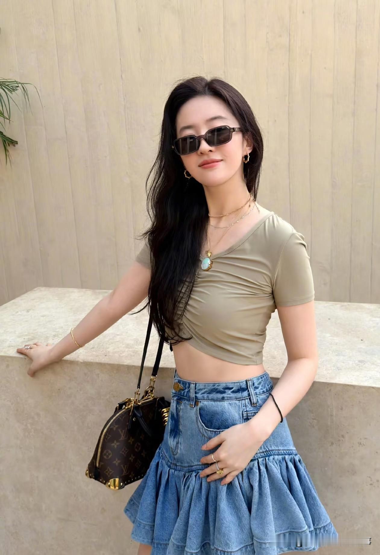 刘亦菲这组近照也太绝了吧，妥妥辣姐既视感！妆感淡到像素颜，眼妆基本等于没有，穿的