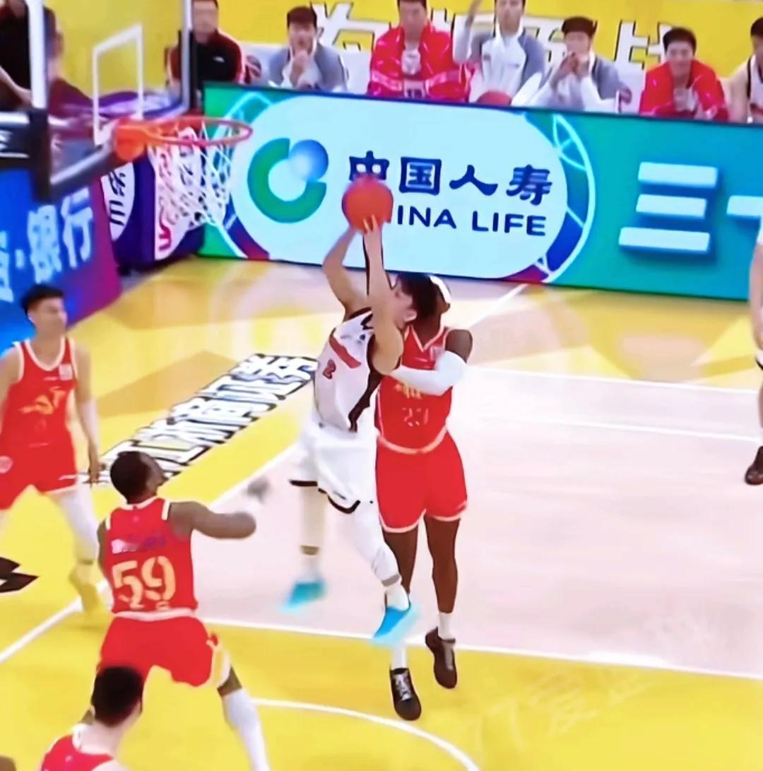 这样的徐杰你怎么能不喜欢，178cm的个子，硬是打出中锋感觉。看看广东队0.7