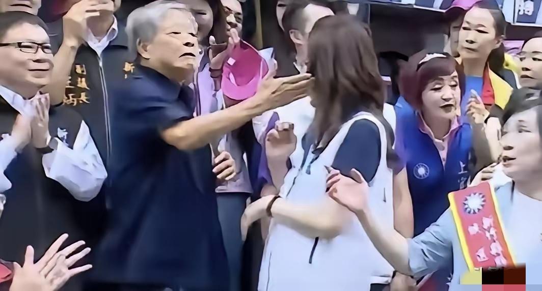 老县长这一巴掌真应该打下去，不应该只是比划比划，真打下去了，坐看郑丽文这张