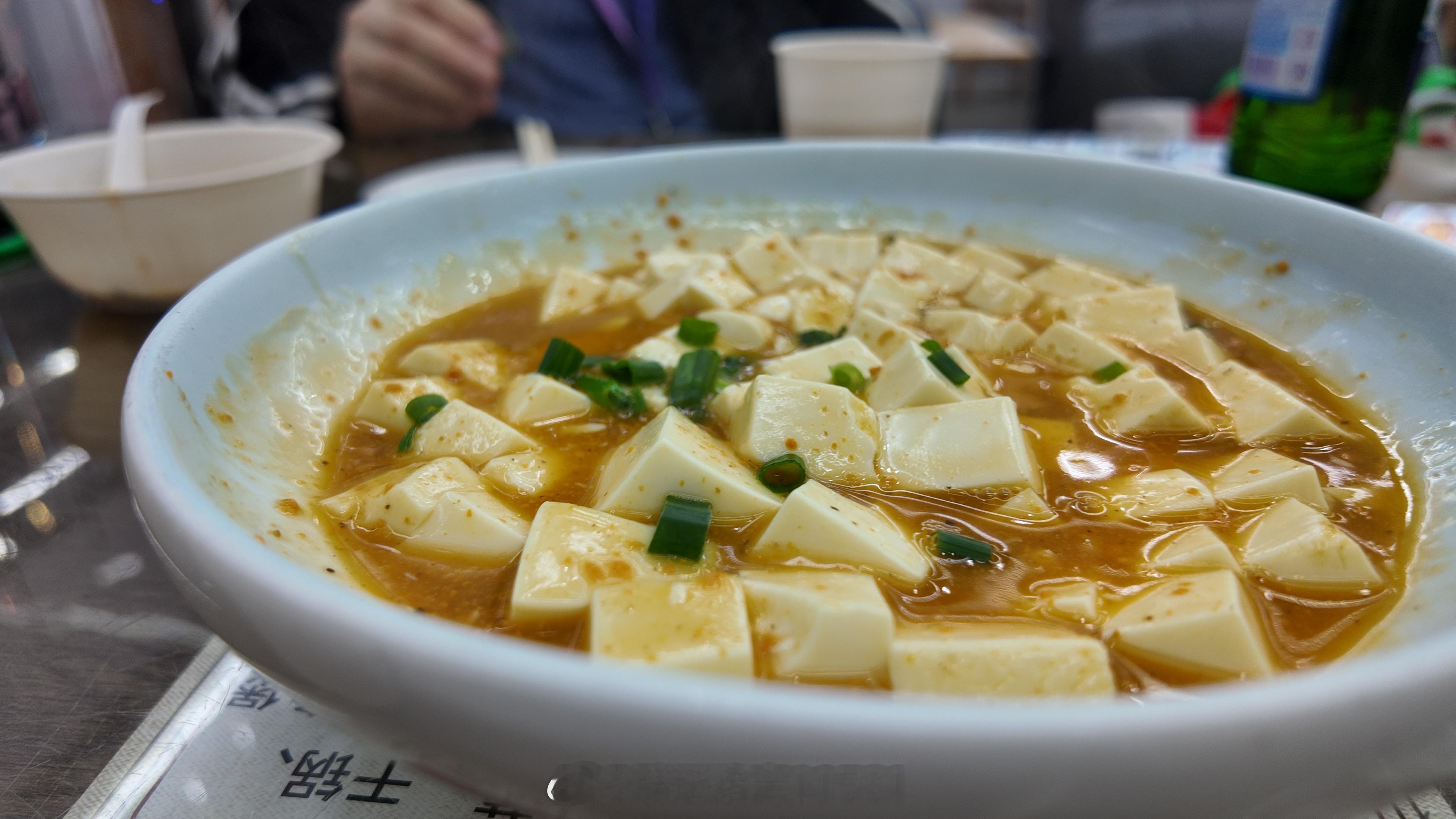 晚餐52块，不推荐，送了个小点心也不推荐，太难吃了，鱼片很腥，中午白鱼我以为会腥