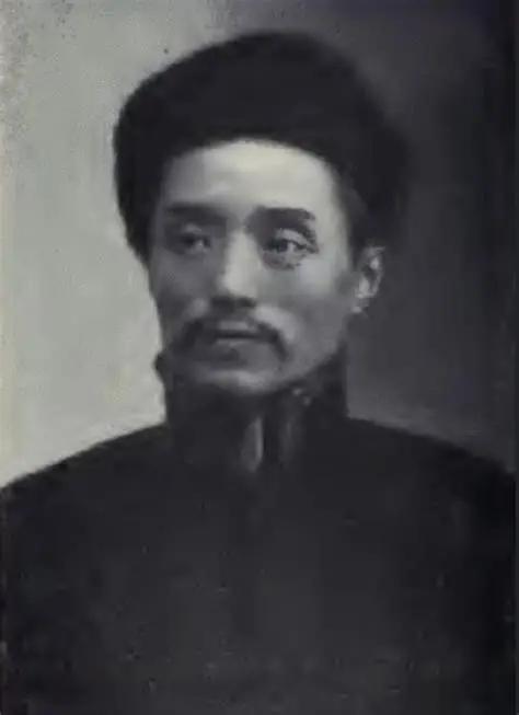 一个能把二十个鸡蛋当早饭吃完的男人，在晚清那个烂摊子里，爬到了权力的最顶端。