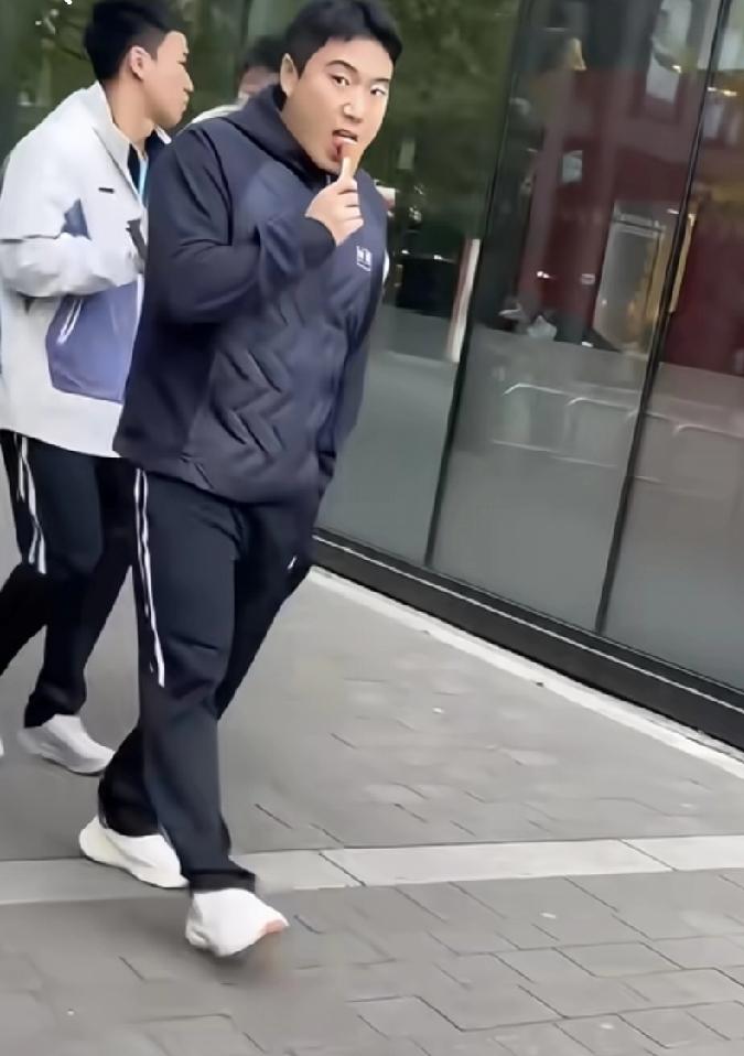 这个让人操心不止的大胖子梁靖崑！伦敦团体世乒赛国乒男队淘汰赛第二轮比赛结束后，当