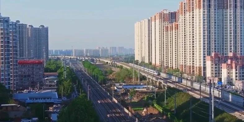 石家庄高铁片区57号项目建设正热火朝天。由中建三局承建，这里塔吊林立、机械轰鸣。