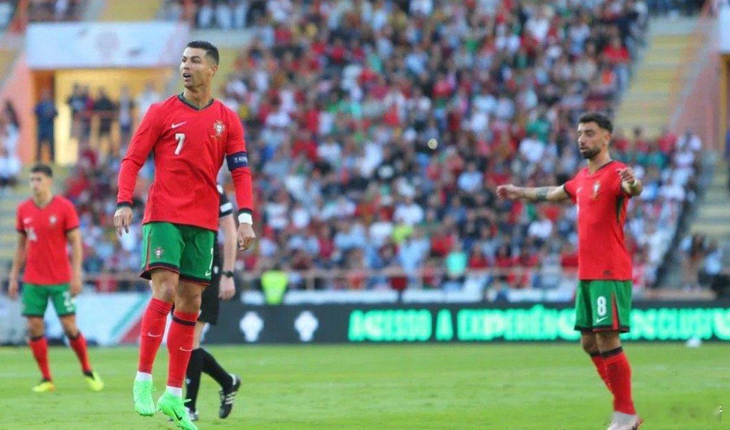 在接受葡萄牙Canal11频道采访时，曼联队长B费强调国家队队长C罗为球队带来