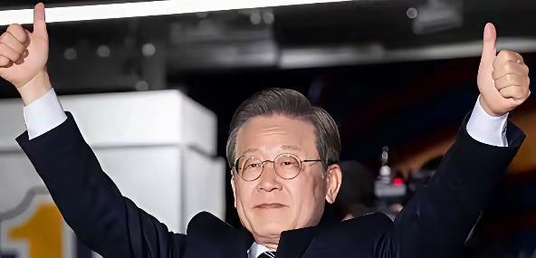 韩媒：我们真是太憋屈了！首尔街头，一名韩国大学生举着写满抗议标语的牌子，愤怒地