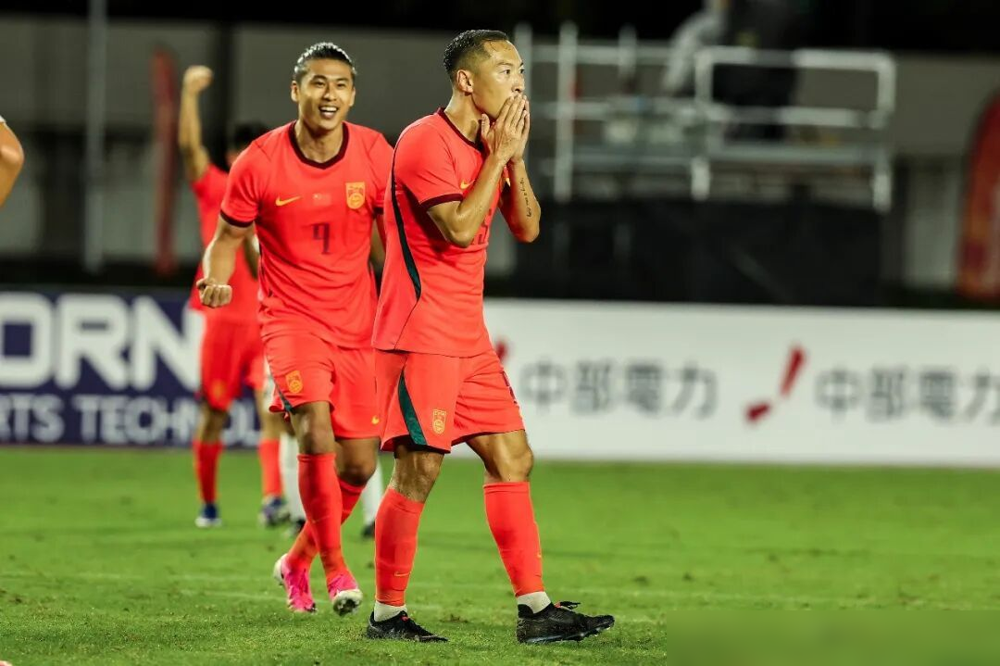 2-1，靠三个外援赢了朝鲜。吴曦进球后捂着嘴，自己都说没踢正部位。可就是这脚没踢正的球，把比赛拿下了