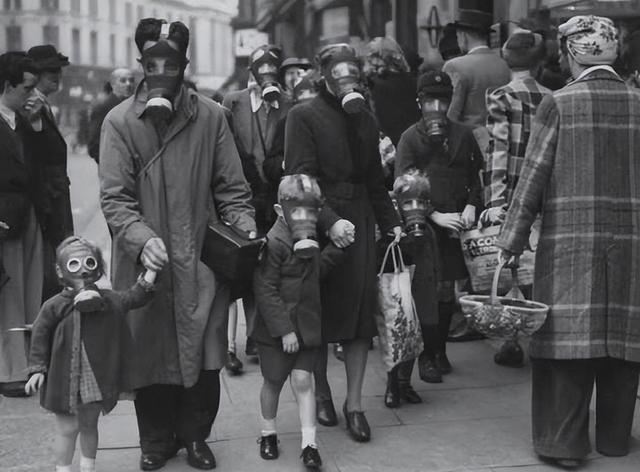 1940年，德国特工拎着一包“假英镑”，来到瑞士银行存钱，并暗示银行人员，这些钱