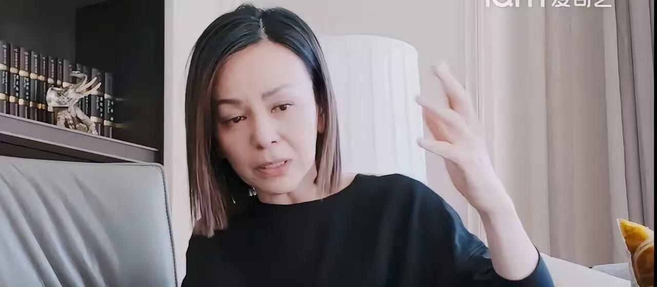 王琳：儿子，今天在学校怎么样？儿子：（语气平淡）还行，就是有点忙。王琳：