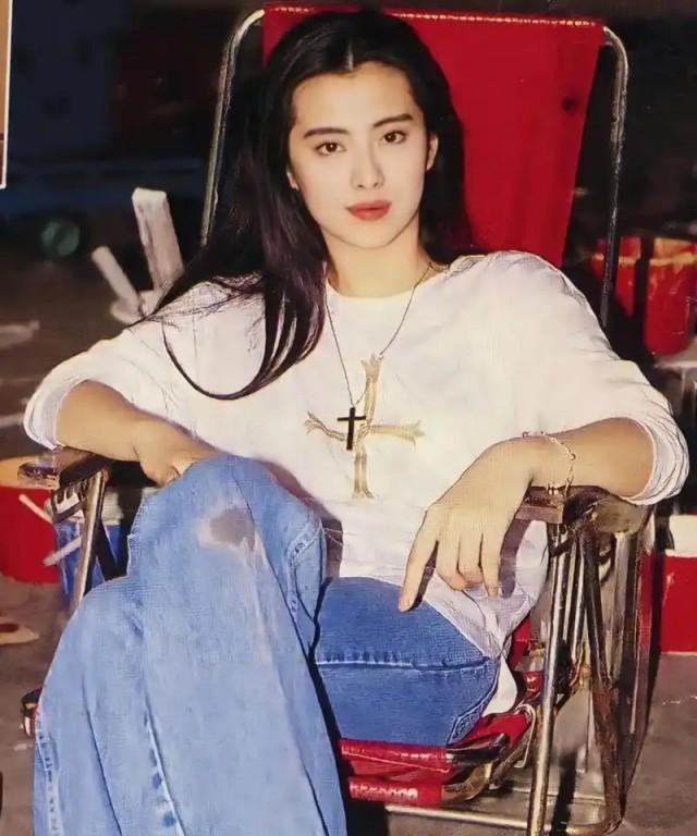 1990年，王祖贤第一次去北京拍广告，片酬200万。坐出租车时她给司机5块钱，司