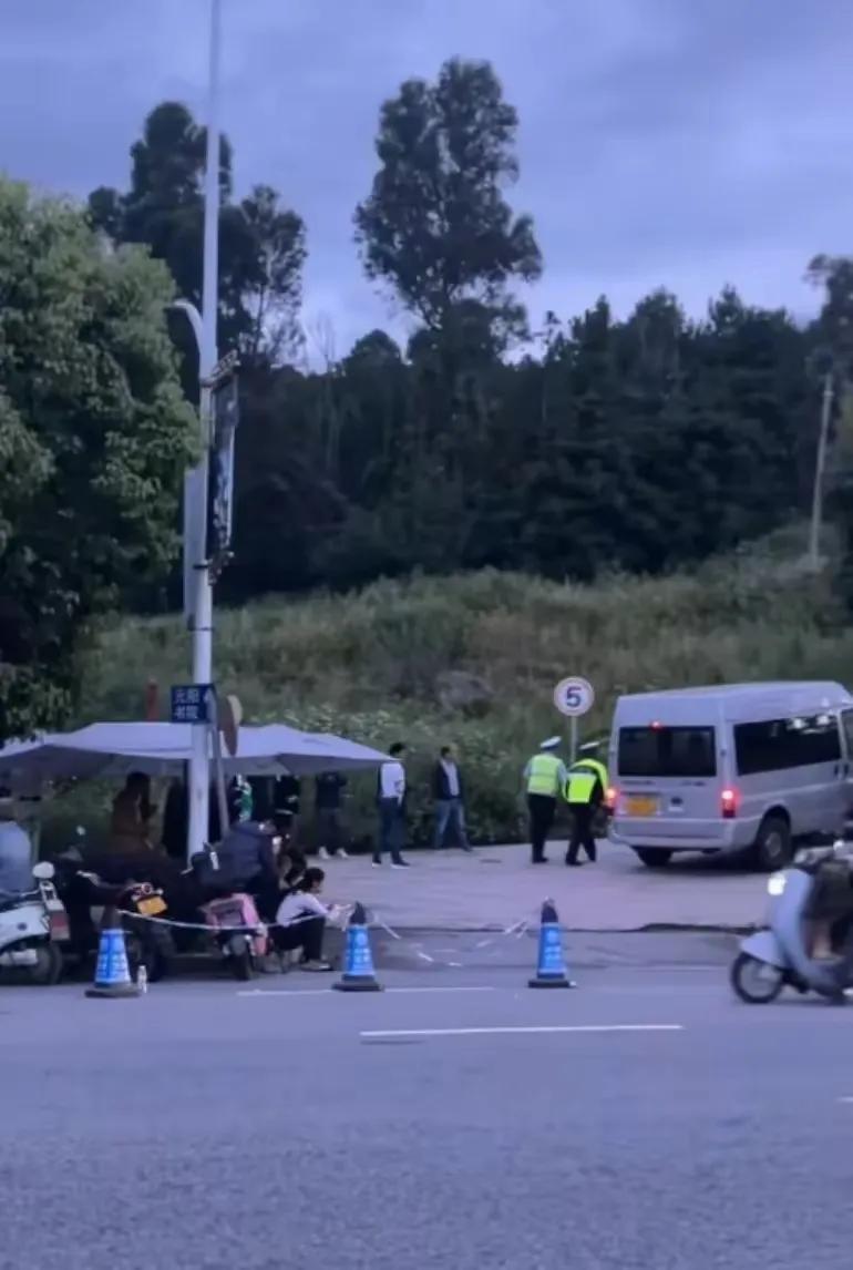 大理苍山7岁男童已经找到，一名男子疯狂往山上跑去，已经围起来了。孩子在山涧里被发