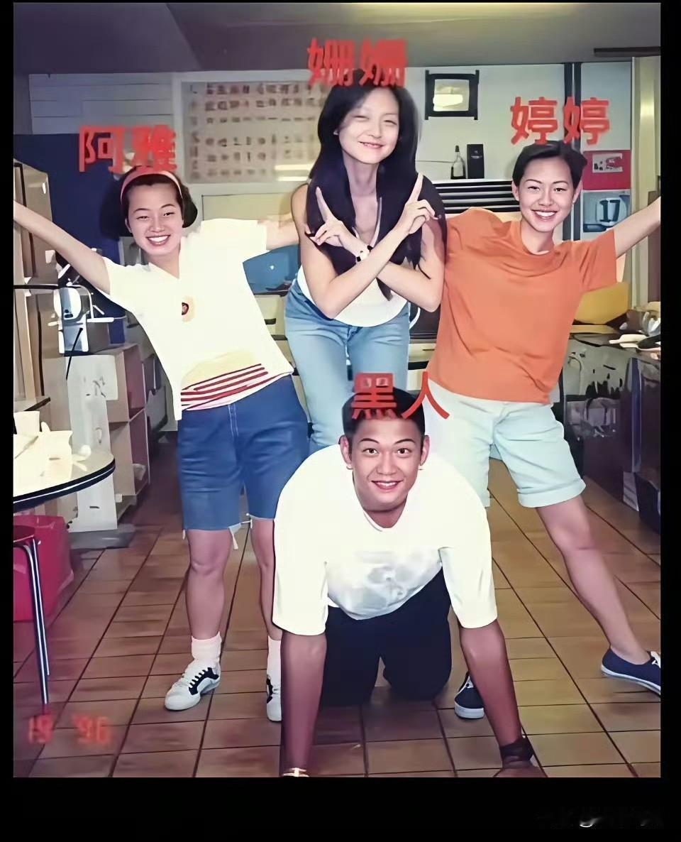 这张照片每次看到都要被大S美到看好几遍，看的出来他们关系相当好​，从小一起长大的