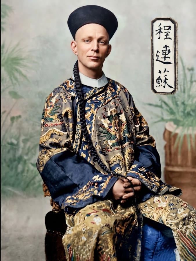 “程连苏”本名威廉·埃尔斯沃思·罗宾森，美国籍，照片中，他头戴清代官帽，半剃发留