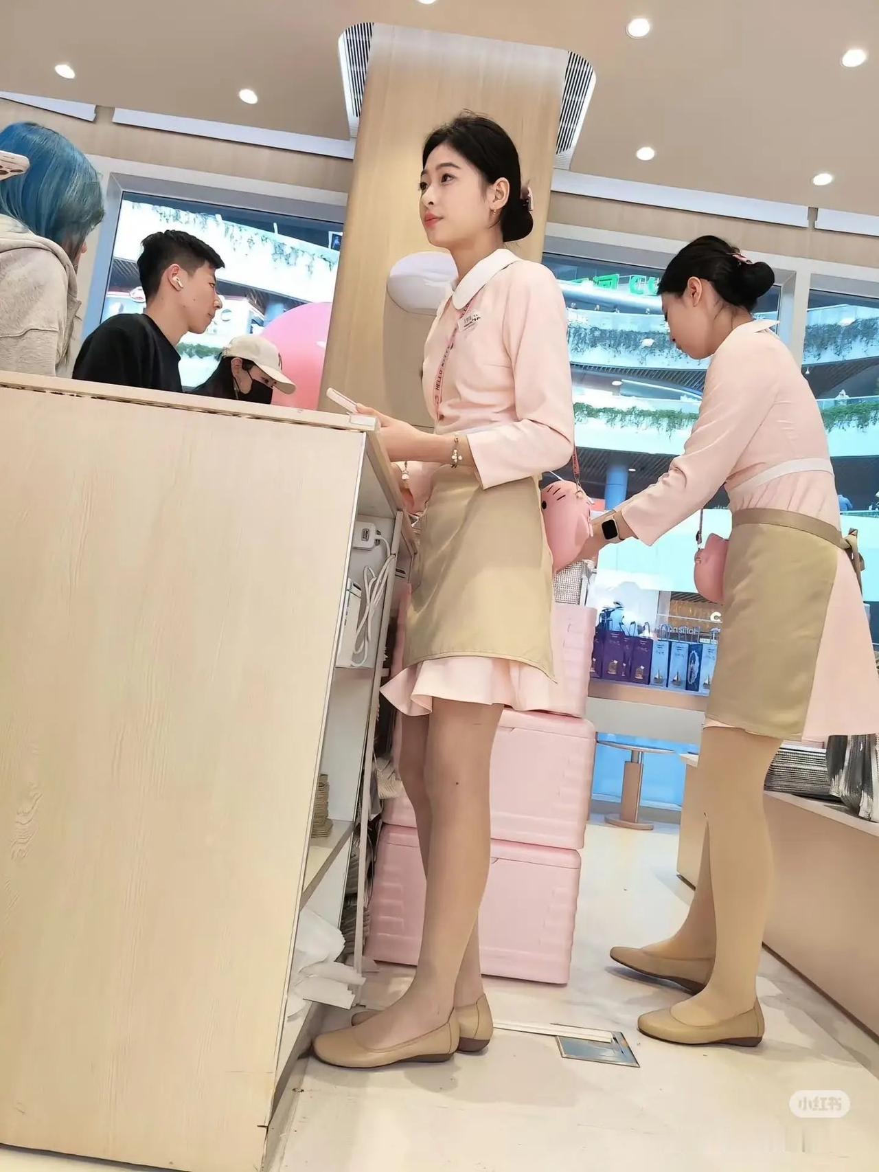 一直有个疑问，好利来到底给这些空姐服务员开多少工资呢？