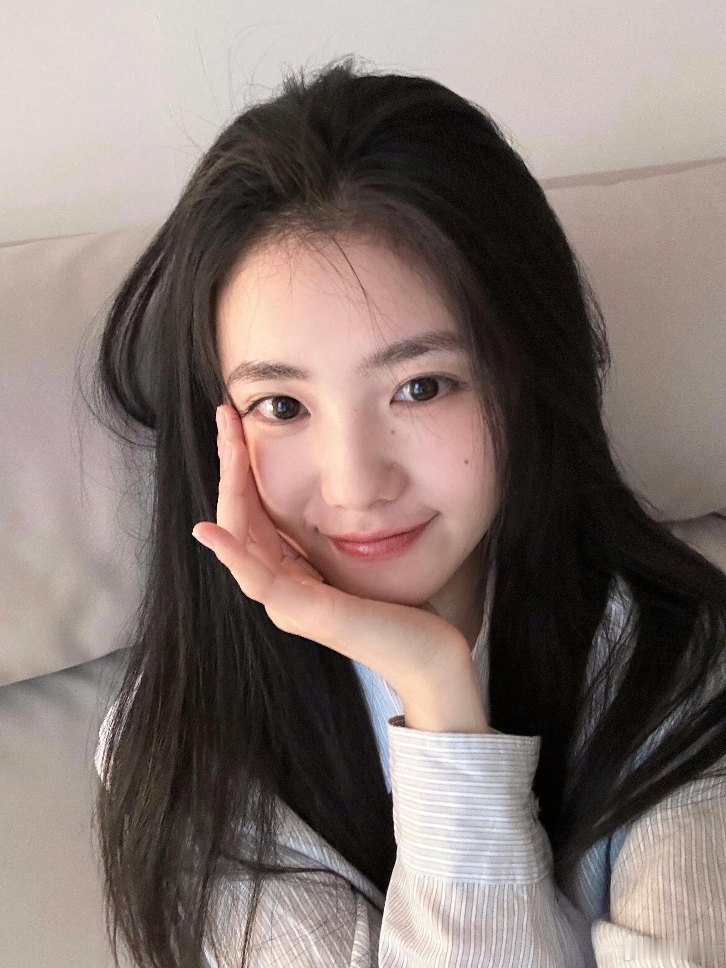 刘浩存没什么滤镜～没什么妆感～日常记录的随手拍～像是打开了存子的朋友圈