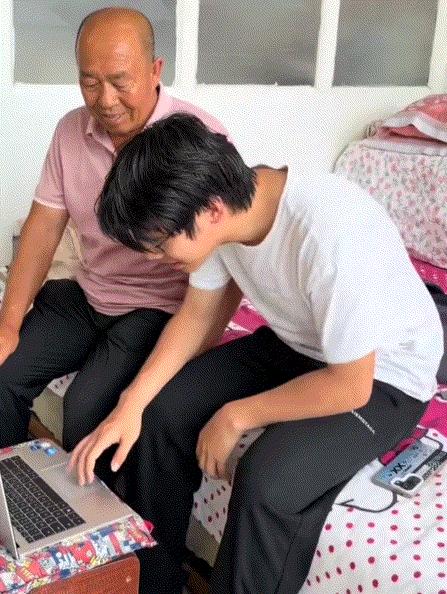 一男生在爷爷的陪同下高考查分，可当考生信息输入后，却发现分数都是0，爷爷当场就慌