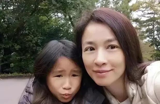 张庭9次试管生下的女儿，15岁逆袭成“高级模特脸”，这变化太震撼了。