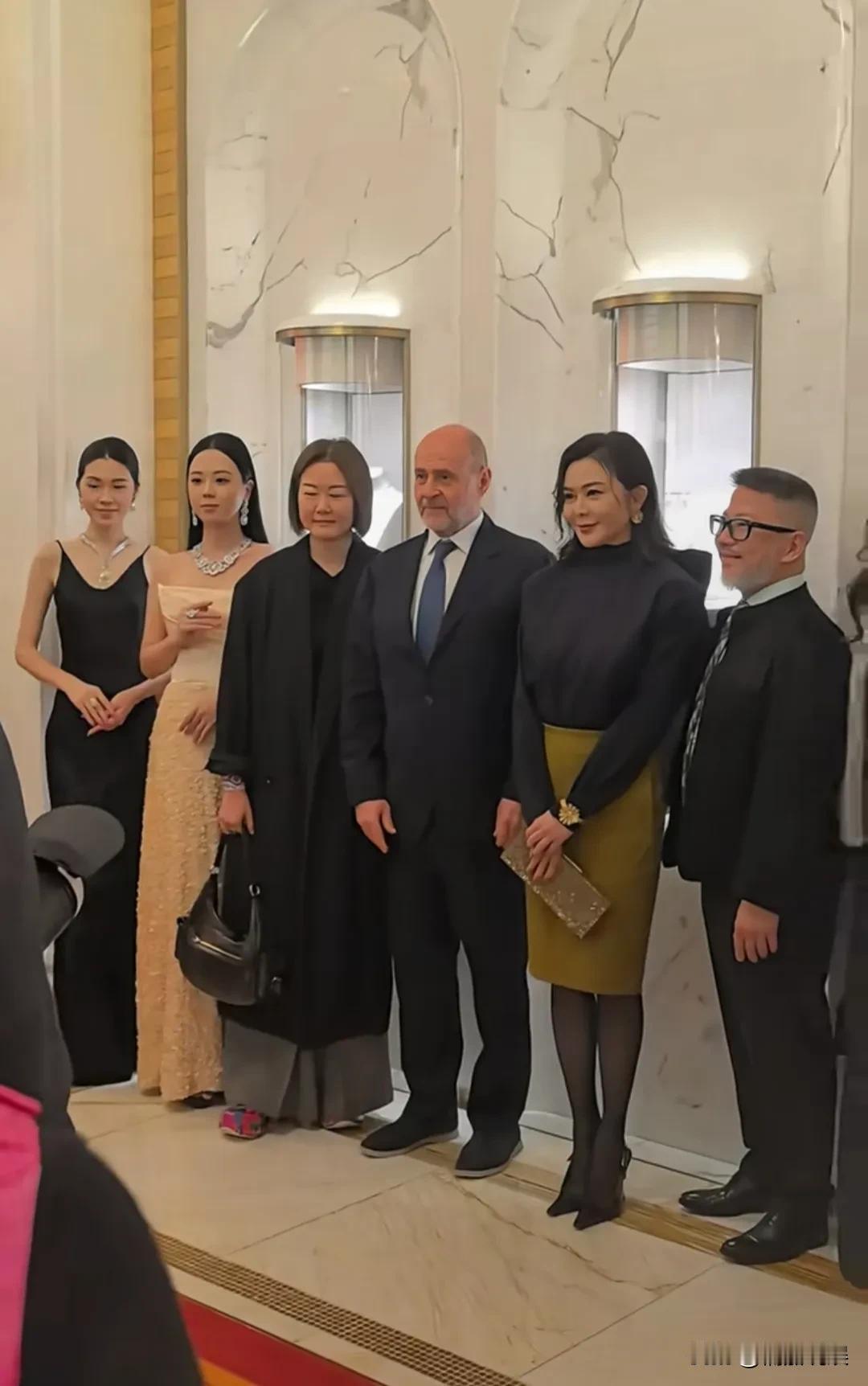 64岁的关之琳保养有方啊！多年半隐退了，参加活动还是稳站C位！她穿着一件黑色