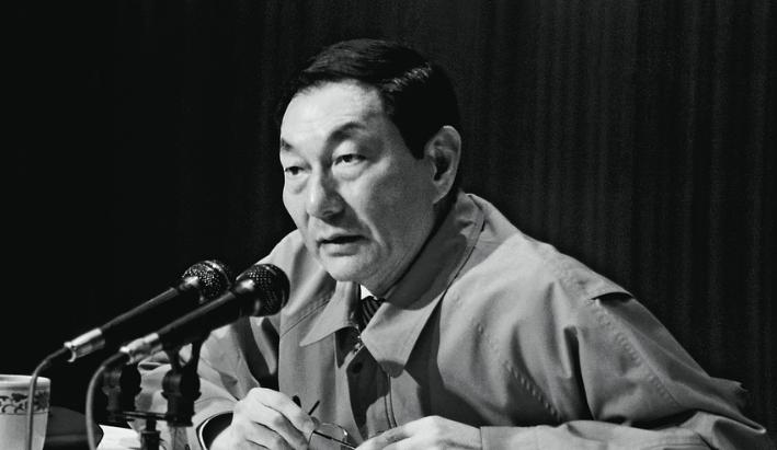 1988年5月，朱镕基主持当选市长后的第一次市政府办公会议，拍板决定设立外