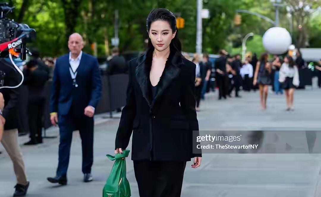 谁最美？答案很明显了。刘亦菲就是漂亮，衣服只是点缀[比心]欧阳娜娜也不错，率