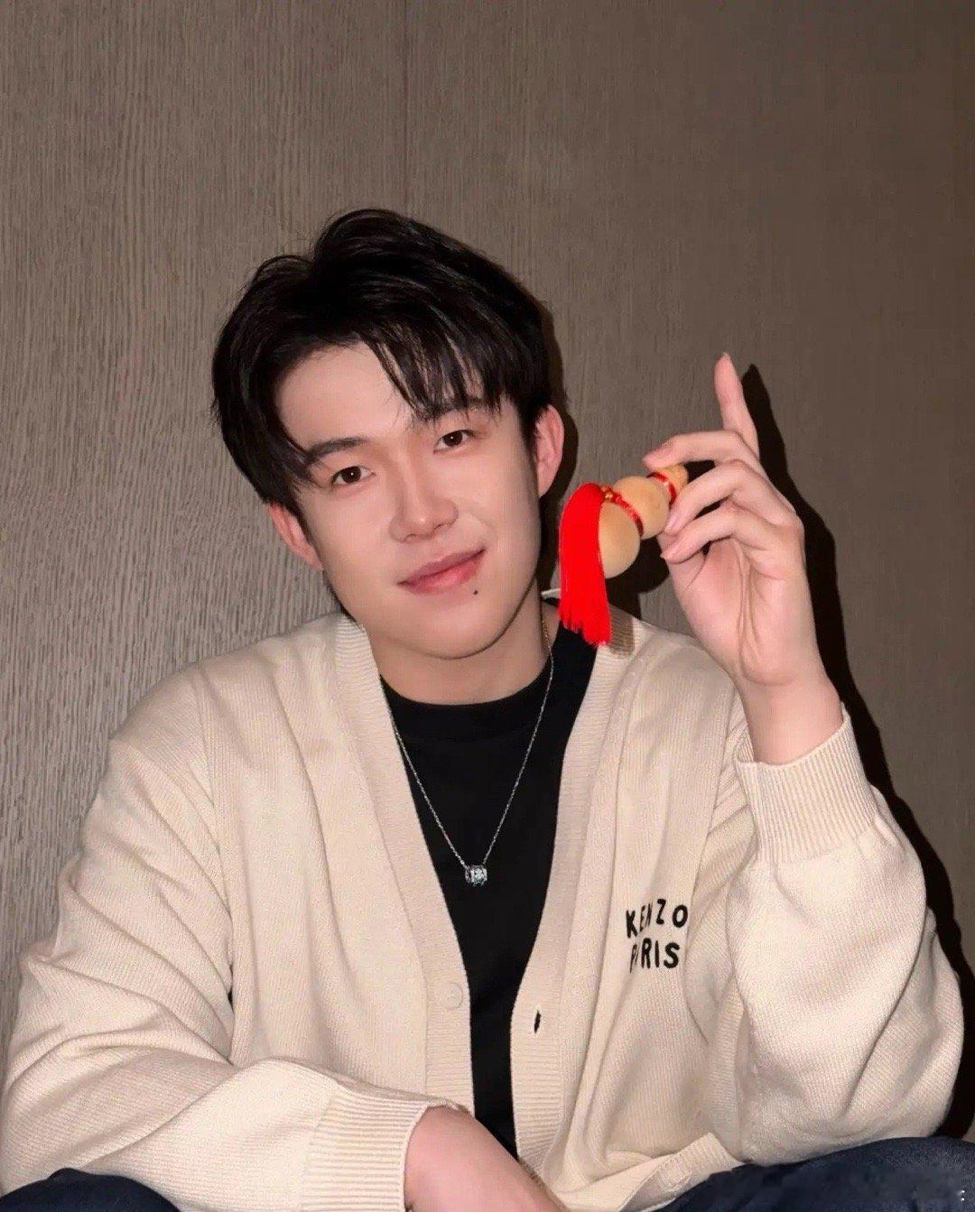 王楚钦在分享他的生活了。刚刚看到王楚钦在小红薯更新了动态：“最近的停停走走”。不