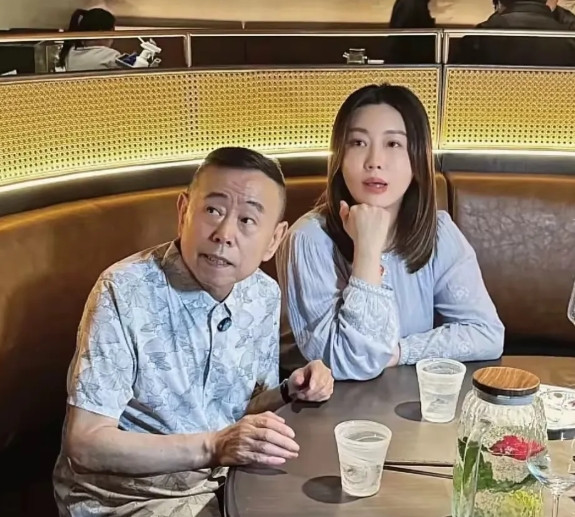 潘长江69岁，年老体衰走不动路，还得女儿搀扶。他早早患上糖尿病，身形消瘦。他