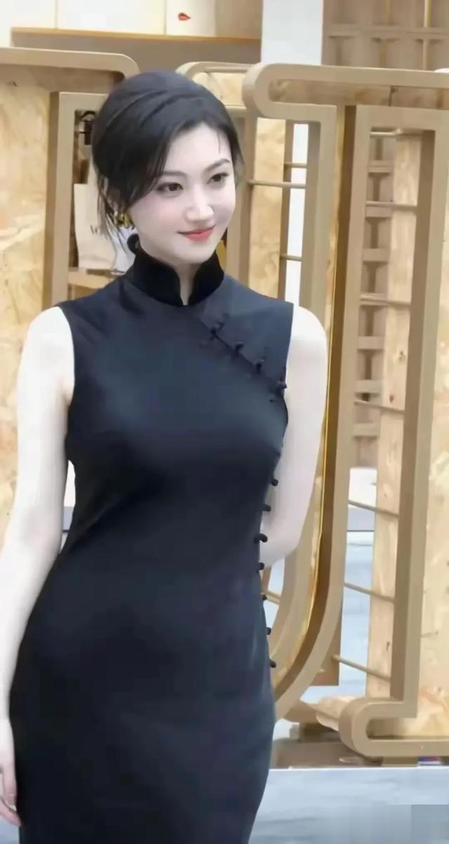 景甜腰臀比超热巴，这“富贵花”的身材谁顶得住？