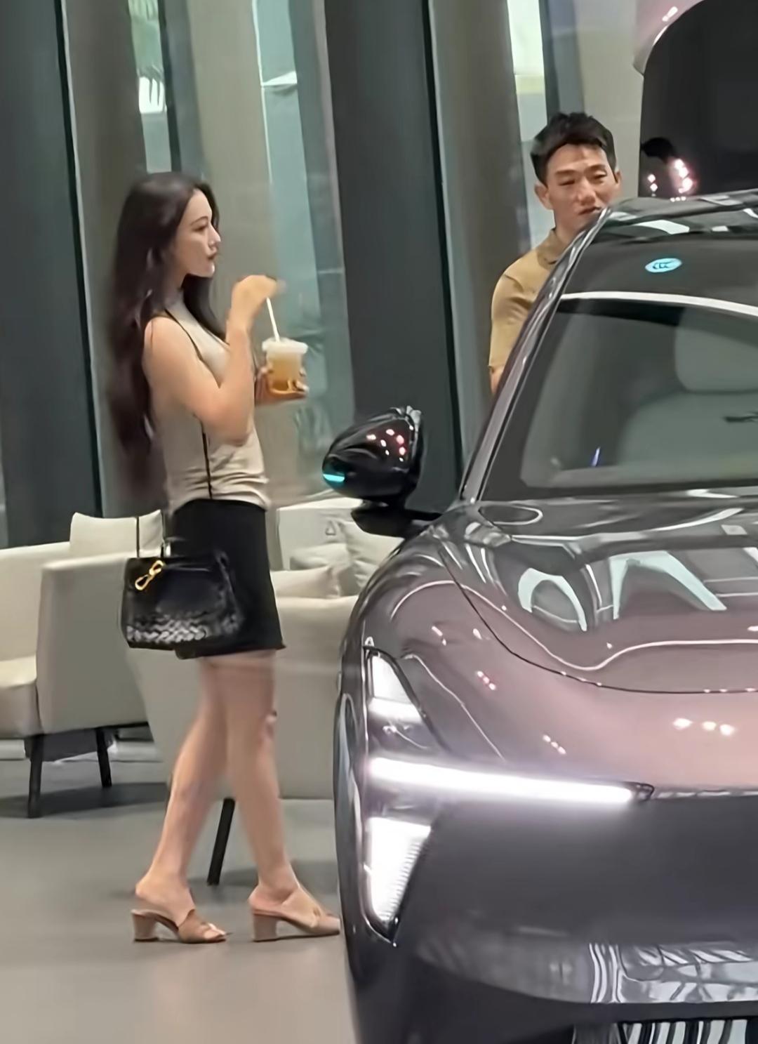 前几天，何捷跟张馨予跑广州看车，车看着挺普通，但他脸上的笑是真压不住。