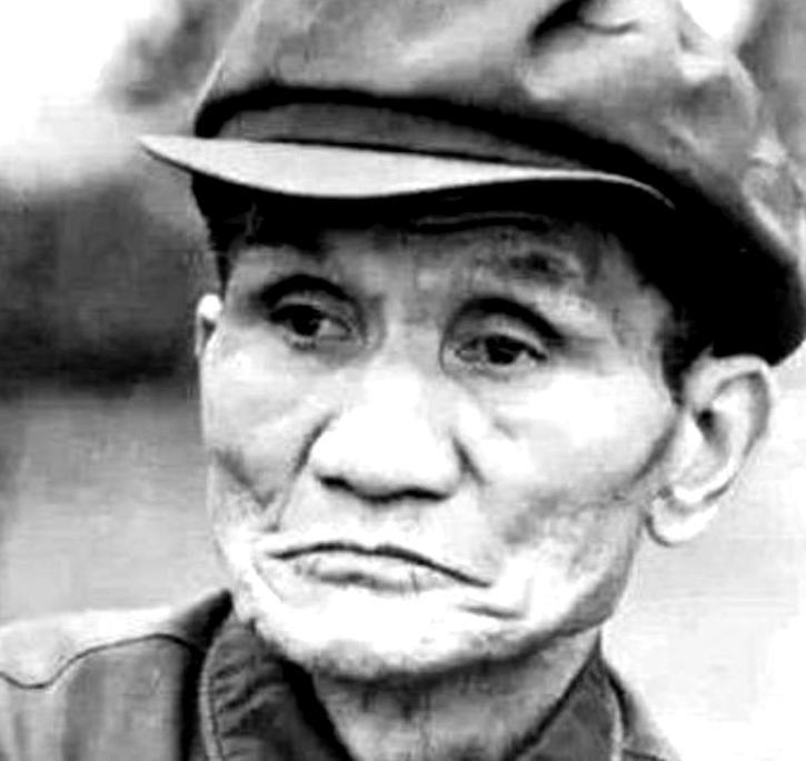 1947年，沈醉撞见一个疯癫老者在晨跑，觉得此人行迹可疑，当即下令拘押。身旁的副