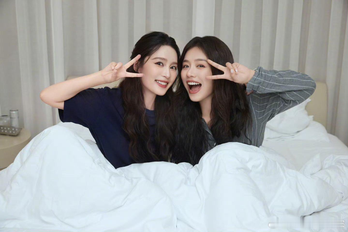 李沁分享了和马思纯的合照呜呜呜两个美女在一起睡觉了我的花少姐妹组[捂