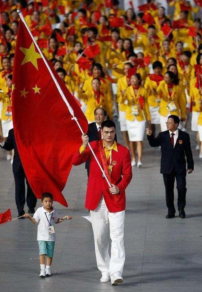 2008年北京奥运会开幕式上,姚明作为中国代表团旗手出场.