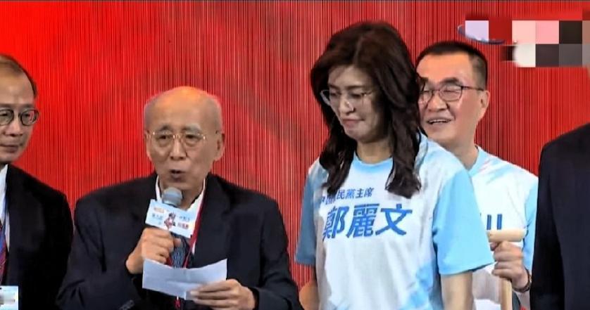 87岁的吴伯雄来了，65岁的朱立伦躲了！7月25日，国民党全代会在台北成功高