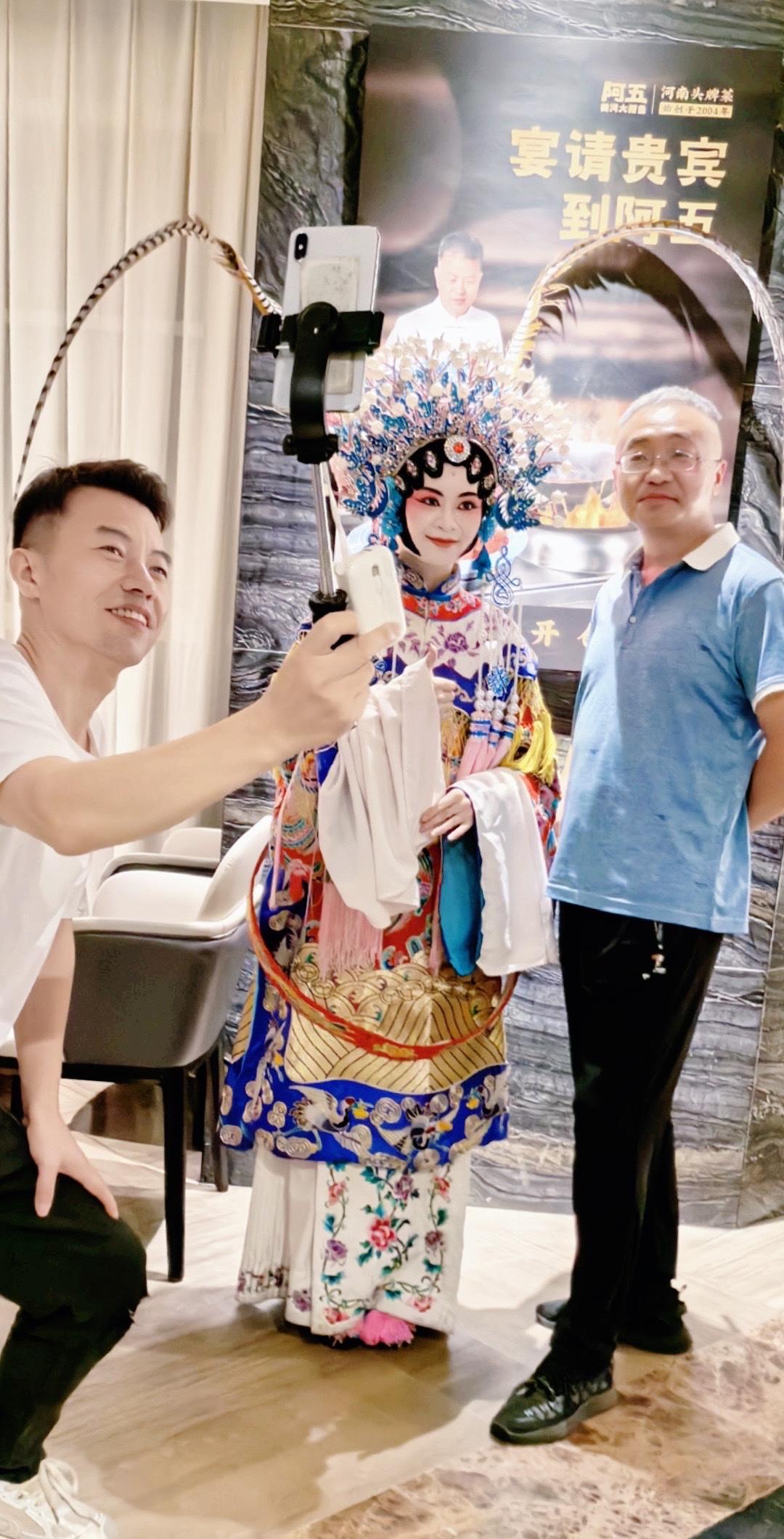 谈谈供养盟主的神秘华子姐。我是许妈退休后开播的第二个月才开的播，开播完全是受
