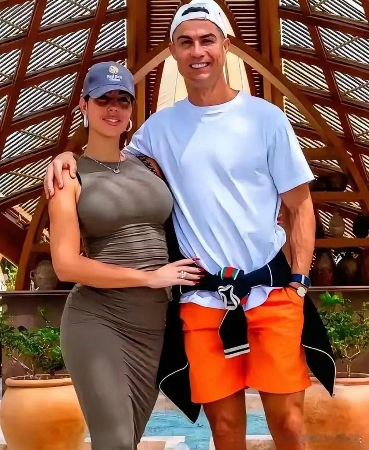 C罗要不要对女友这么狠啊。本以为41岁c罗的身材已经很棒，超级自律了。没想到看到