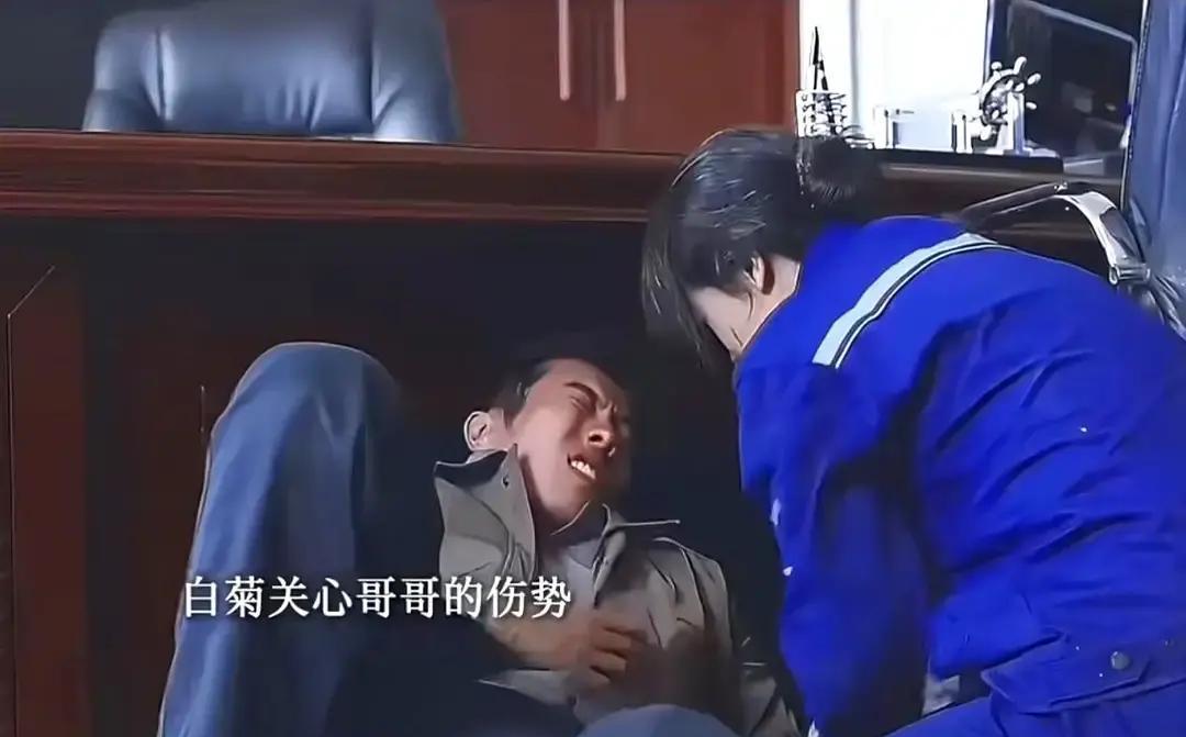 你见过哪个女主角中枪后，第一句话不是喊疼，是报坐标。白椿被孟耀辉用枪抵着太阳穴