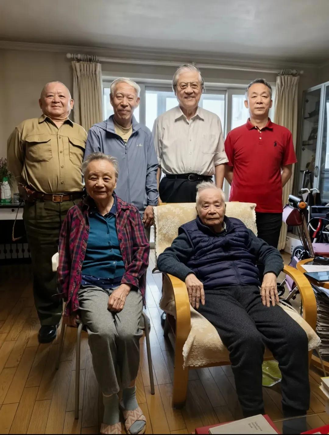 何祚庥老院士家中贵客来临。5月23日，张洪林博士带着几位国内的老经济学家拜访何老