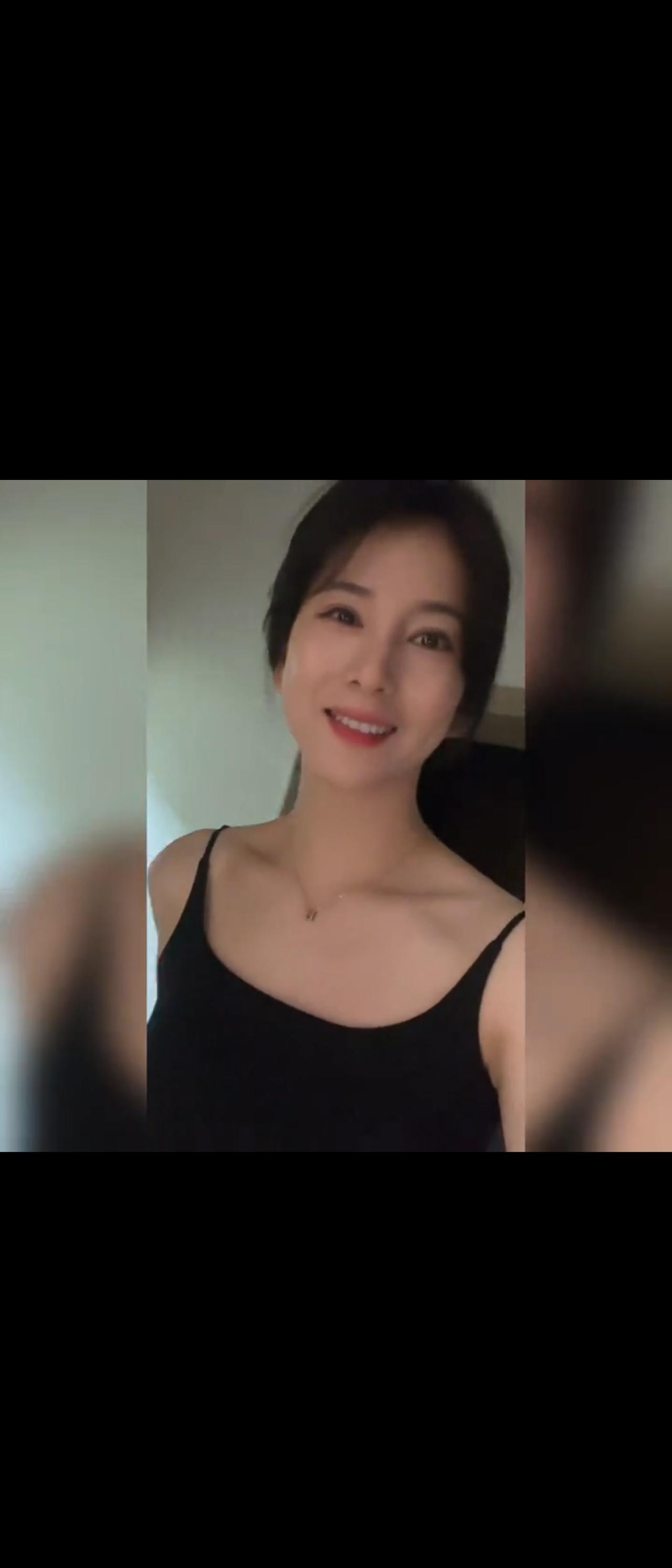 同学妈妈，标准东方美人长相。微笑得体，眼睛弯成月牙，透着股大气从容。每次见她都举