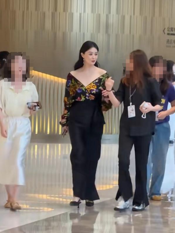 哇，华妃娘娘来了她的这身穿搭可真有特色性感又显高充满了时尚感与松弛感不失