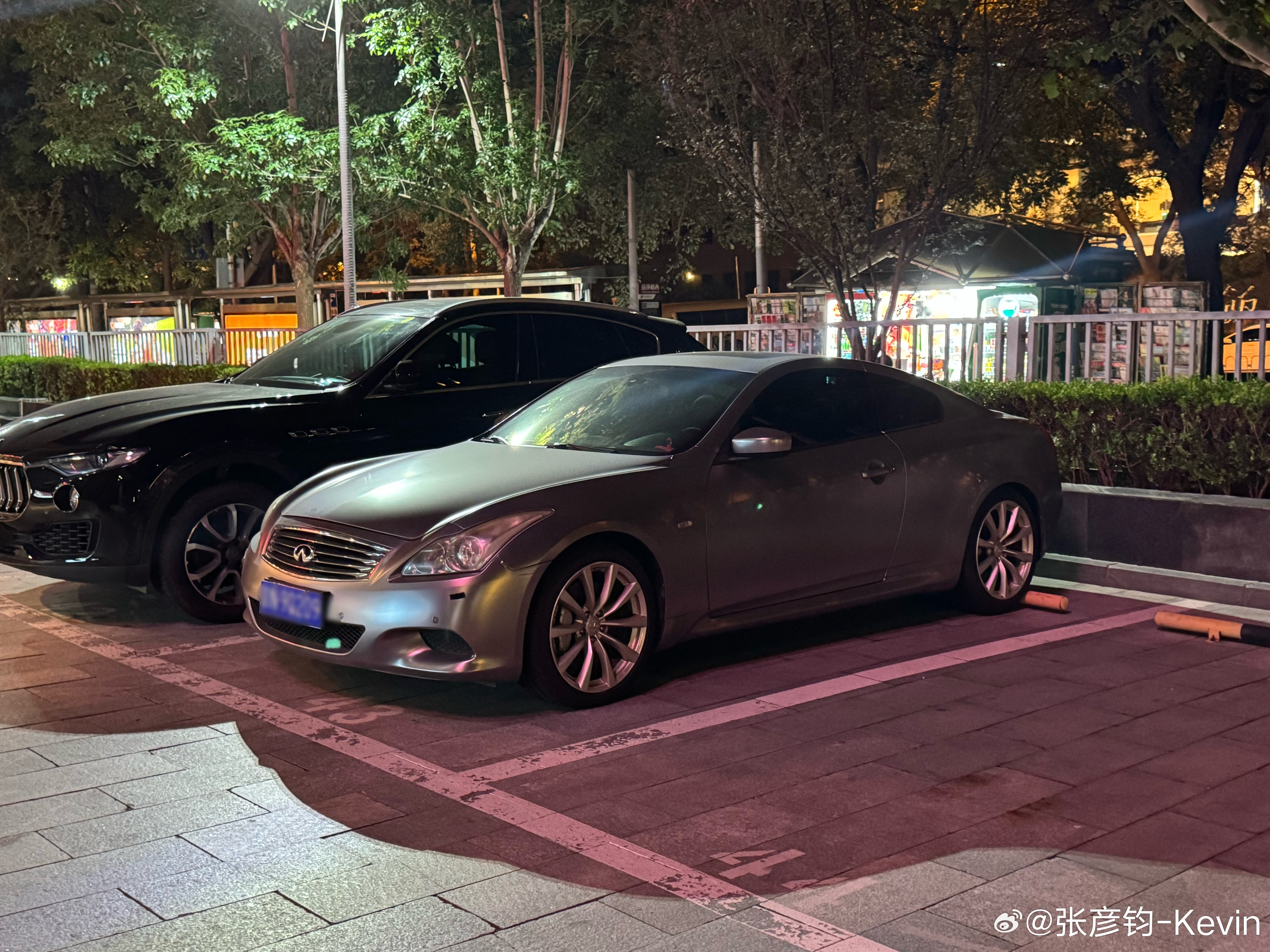 当年在国外上学，有一阵特别想买这个，英菲尼迪G37coupe，当时觉得挺好看，