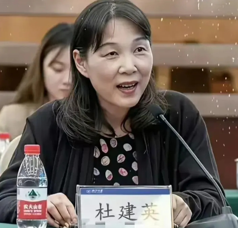 整个事件中最大的问题就是杜建英宗老生前的言论和态度已经清清楚楚明明白白。他从