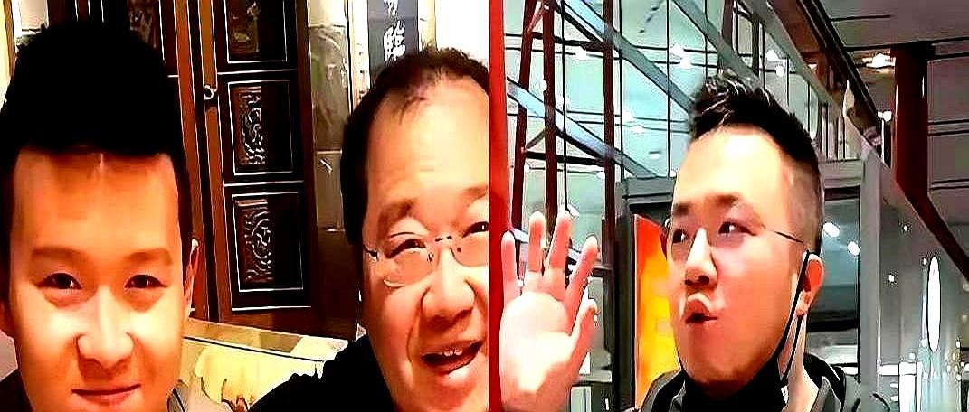 英达突然闯进直播间，一句“爸爸老了，来看看吧”，弹幕瞬间炸锅。巴图没接茬，