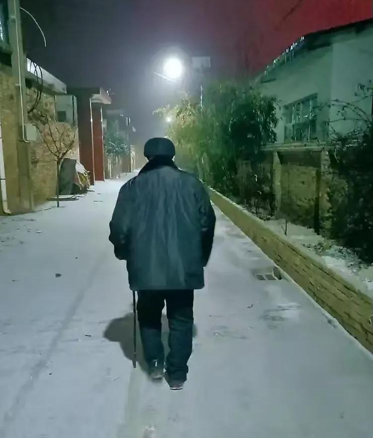 生病后有家不能回？上海94岁老人凌晨被逼离家，起诉亲生儿子：“我想回去，但回不去